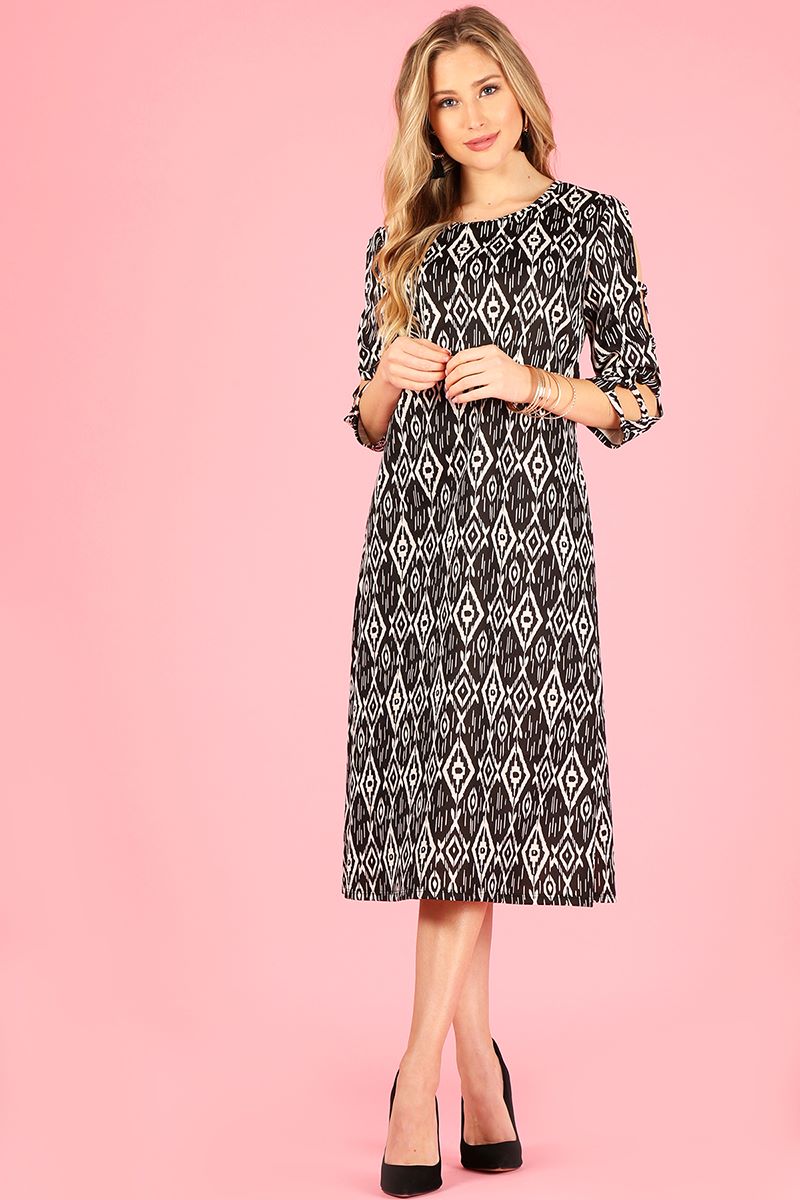 1279 Printed midi dress with ladder detailed 3/4 sleeves.